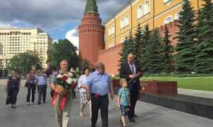 У кремлевской стены Николай Валуев возложил цветы к стеле Брянска