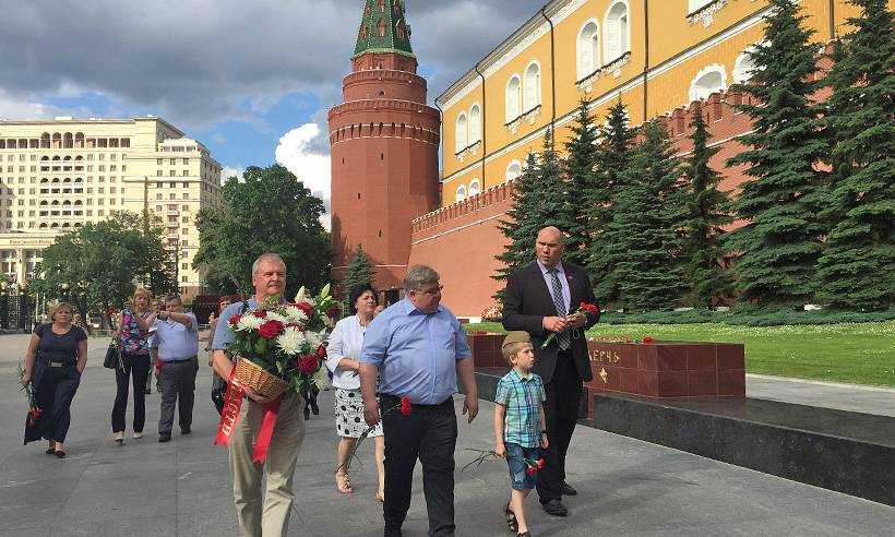 У кремлевской стены Николай Валуев возложил цветы к стеле Брянска