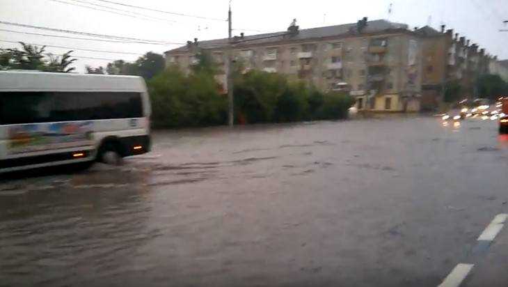 В Брянске после ливня проспект Ленина скрылся под водой