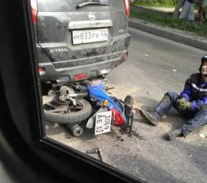 В центре Брянска мотоциклист разбился, врезавшись в «Ниссан»