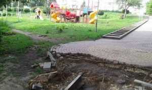 В Брянске дождевые потоки унесли тротуар в «Звездном» парке