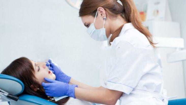 Стоматолога брянской больницы задержали за взятку