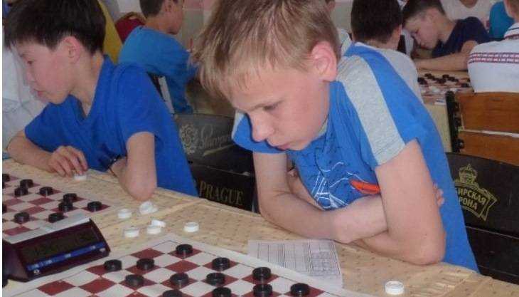 Брянский шашист победил соперников в молниеносной игре