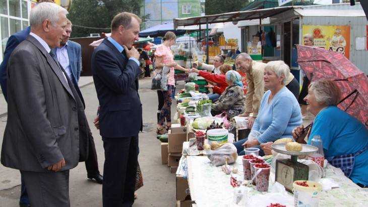 Руководители Брянска поторговались на рынке и оценили улицы Бежицы