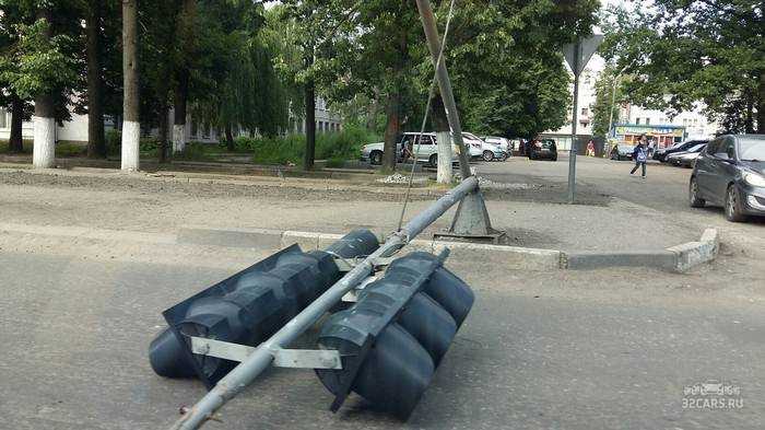 В Брянске на дорогу рухнул ржавый столб со светофором