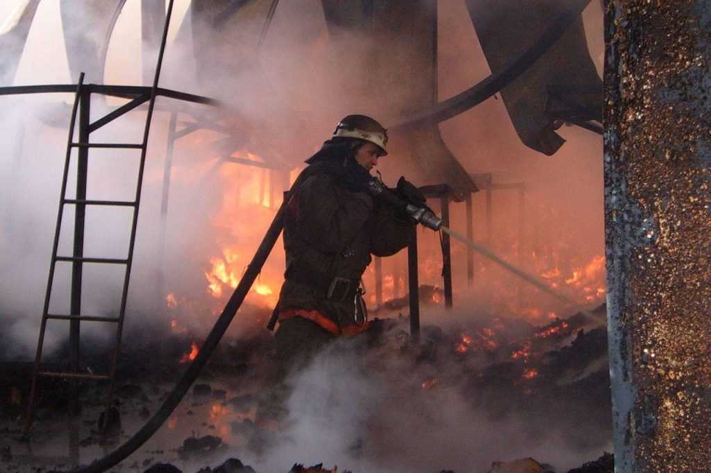 Брянские пожарные спасли из горящей квартиры человека