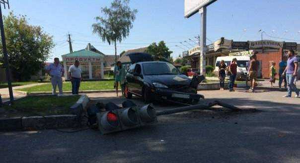 «Форд» завалил светофор в Брянске
