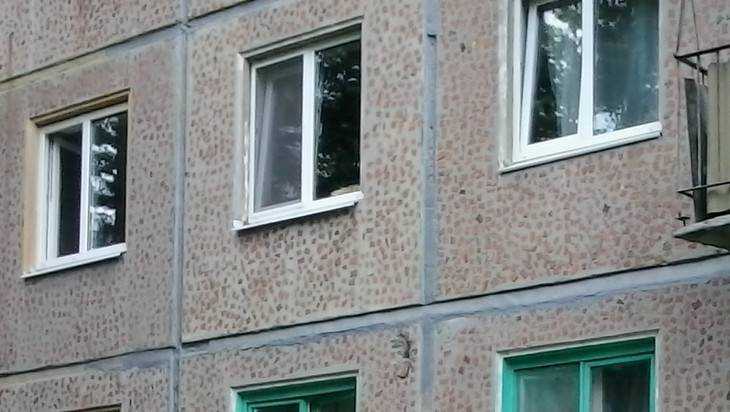 В Новозыбкове из окна многоэтажки выпала двухлетняя девочка