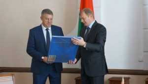 Брянский губернатор посадил дерево дружбы в белорусском Могилеве