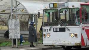 Брянская пенсионерка разбила голову в троллейбусе