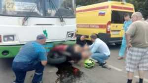 Залетевшего под автобус брянского мотоциклиста спасали всем миром