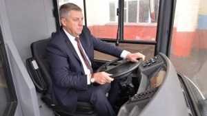 В Минске брянский губернатор сел за руль «МАЗа»