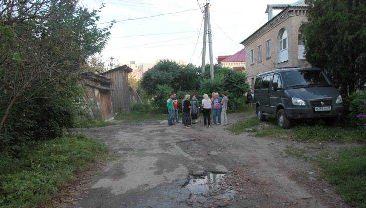 Брянцы испугались стихийной парковки во дворах на улице Дуки