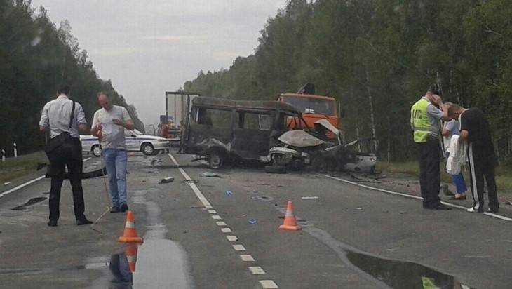 В ДТП на брянской трассе погибли два человека и трое пострадали