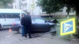 В Брянске при столкновении перевернулся автомобиль