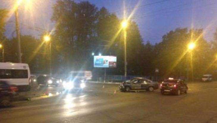 В Брянске при столкновении маршрутки с иномаркой ранены 4 человека