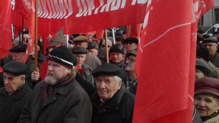 Брянские коммунисты отказались выйти в День города без своих флагов