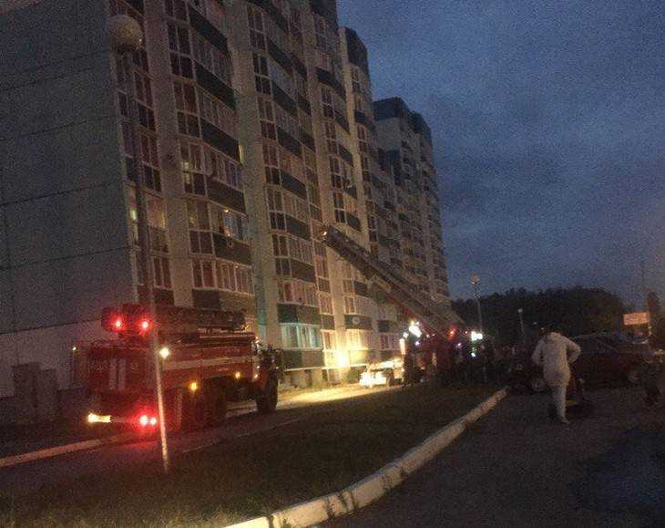 Брянские спасатели эвакуировали 30 человек из горящей многоэтажки