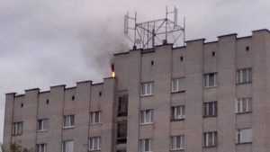 Брянцы обвинили подростков в поджоге на крыше дома кондиционеров