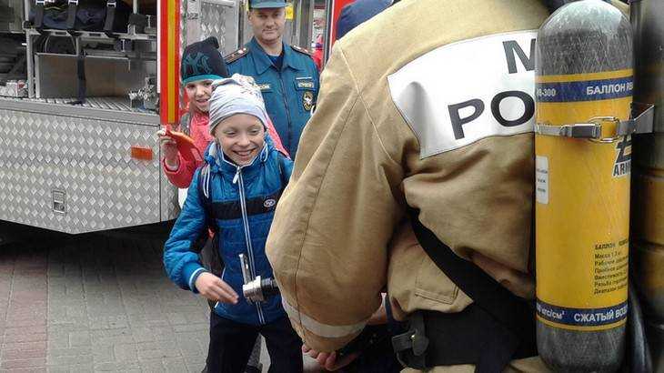 Брянских мальчишек очаровала выставка пожарной техники