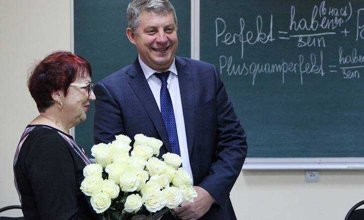 Брянский губернатор подарил розы своей преподавательнице