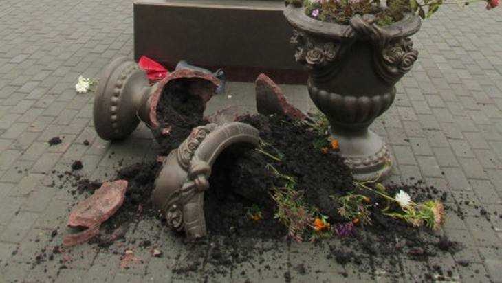 Варвары разбили вазы у памятника Георгиевскому кавалеру во Мглине
