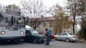 В Брянске столкнулись троллейбус и легковушки