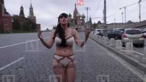 Итальянская певица разделась на Красной площади ради Путина