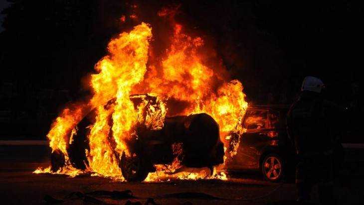 Ночью в Брянске сгорел автомобиль
