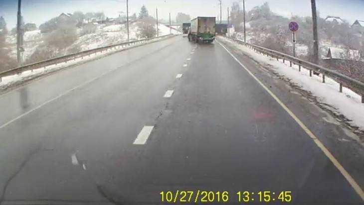 В сети появилось видео аварии с грузовиком под Брянском