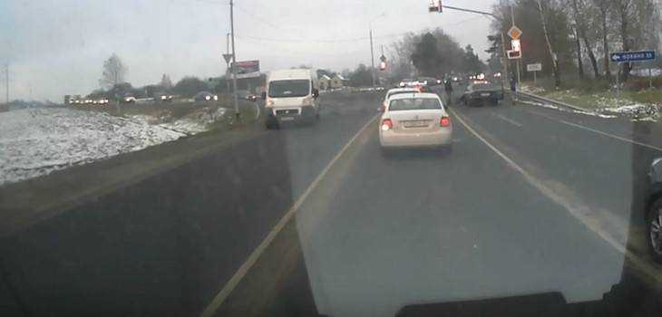 В сети опубликовали видео аварии с задумчивой брянской автомобилисткой