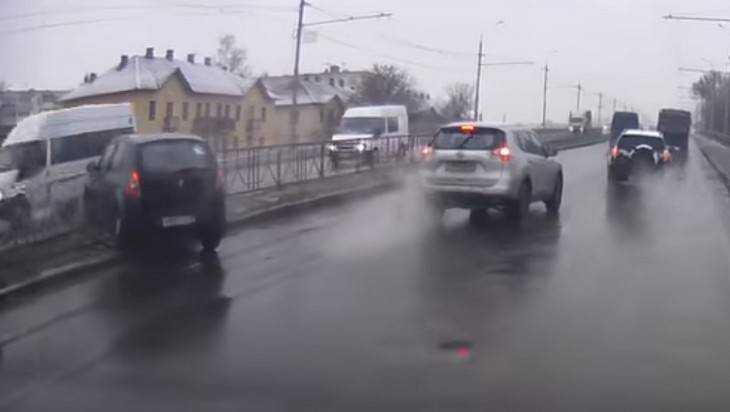 Появилось видео перелета автомобиля через забор на путепроводе в Брянске