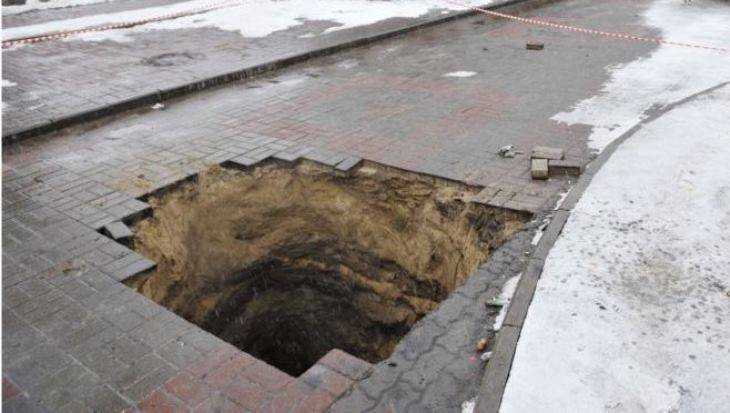 В Жуковке расследуют происшествие  с брянцем, провалившимся в канализацию
