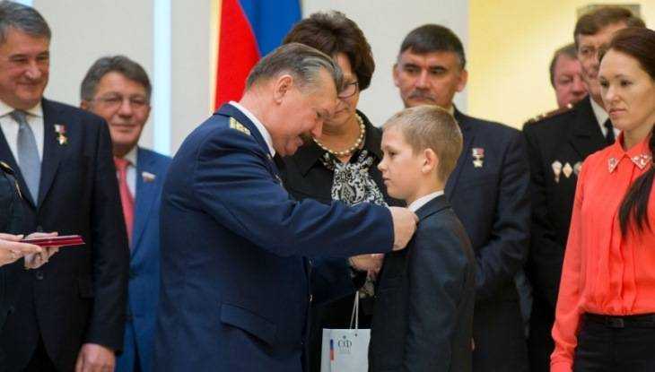 Заместитель министра обороны наградил брянского школьника