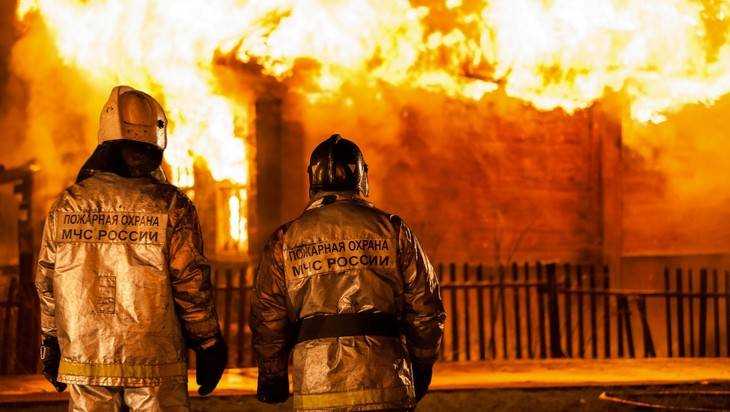 Брянские спасатели потушили загоревшийся дом в Фокинском районе