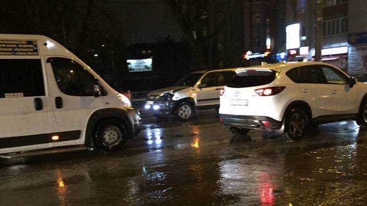 В Брянске вечером столкнулись четыре автомобиля