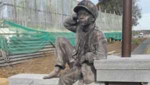 Брянский скульптор создал памятник герою сериала «Ликвидация»