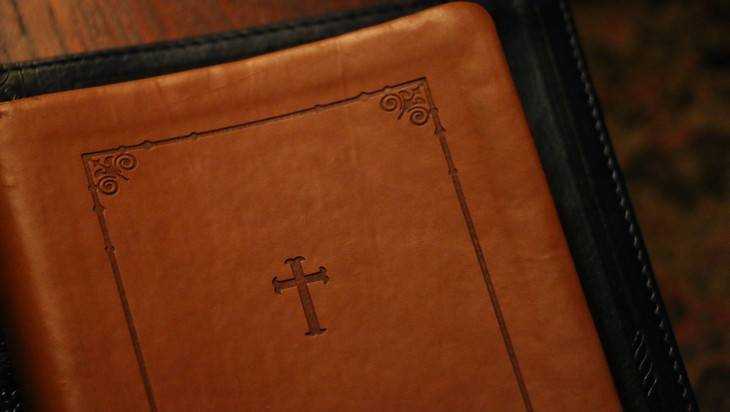 Брянский суд наказал женщину за вывоз на Украину креста и Евангелия