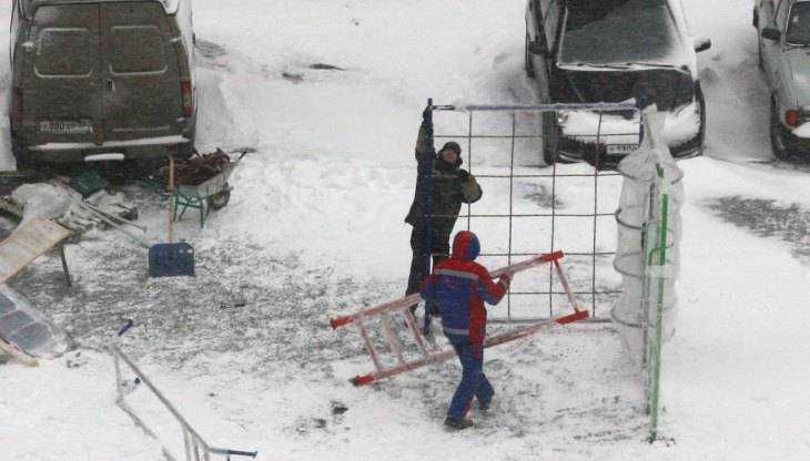 В «Речном» околотке Брянска суровые мужи под снегом изваяли спортплощадку