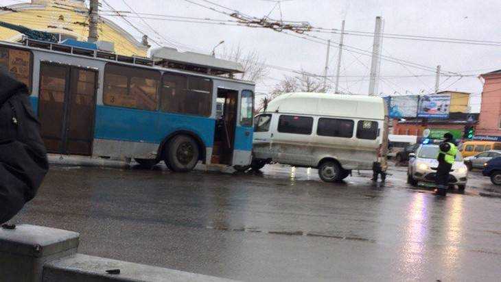 Возле Бежицкого рынка в Брянске столкнулись троллейбус и маршрутка