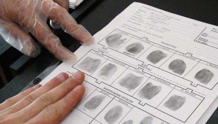 Брянскую женщину оштрафовали за отказ от сдачи отпечатков пальцев