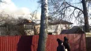 В Брянске пожарные через затор едва смогли пробиться к горевшему дому