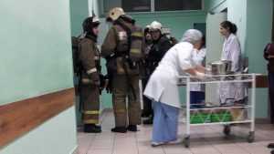 В отделение кардиологии брянской больницы вызвали пожарных