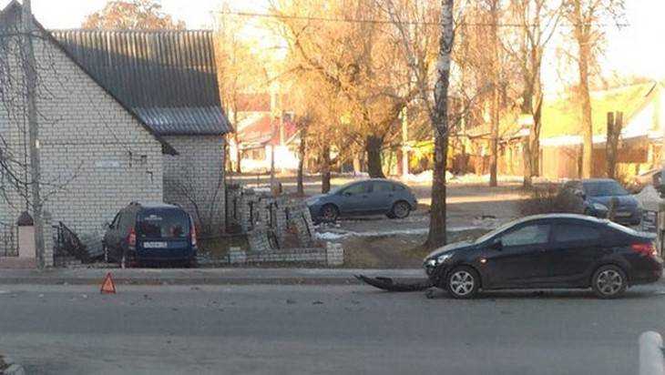 В Брянске водитель снес забор и врезался в дом