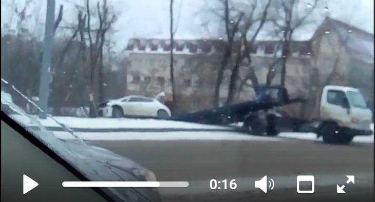 В Брянске на Городище иномарка слетела с дороги
