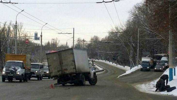 В Брянске грузовик на ходу потерял колесо