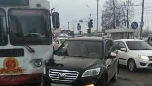 В Брянске при столкновении с троллейбусом пострадал пассажир иномарки