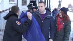 От Навального потребовали вывернуть карманы