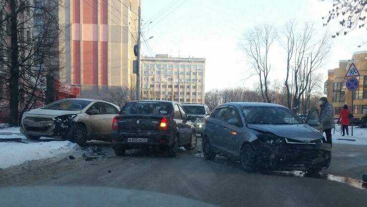 В Брянске на перекрестке столкнулись два автомобиля