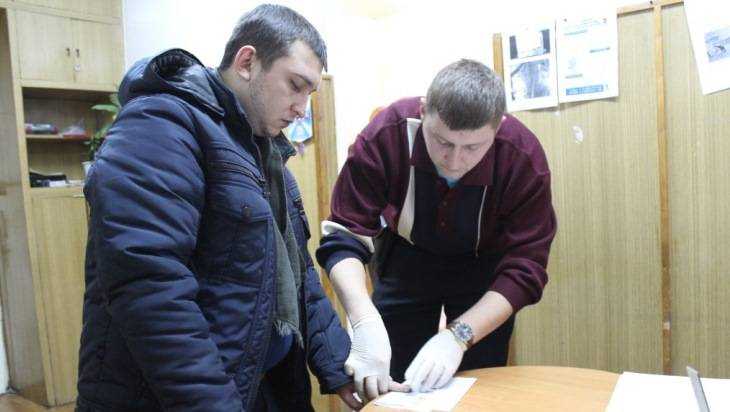 В Брянске налётчик на офисы микрозаймов ранил ножом полицейского